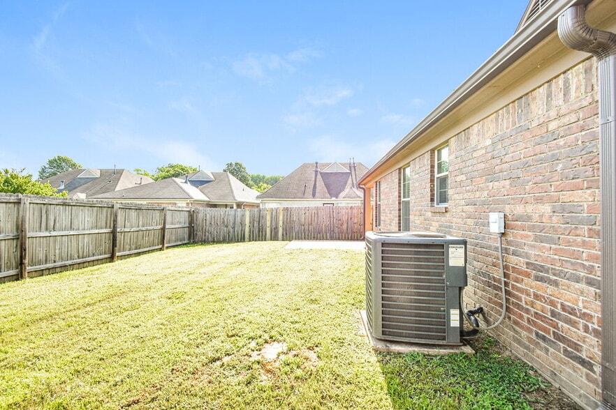 Building Photo - 9892 Southern Oak Way