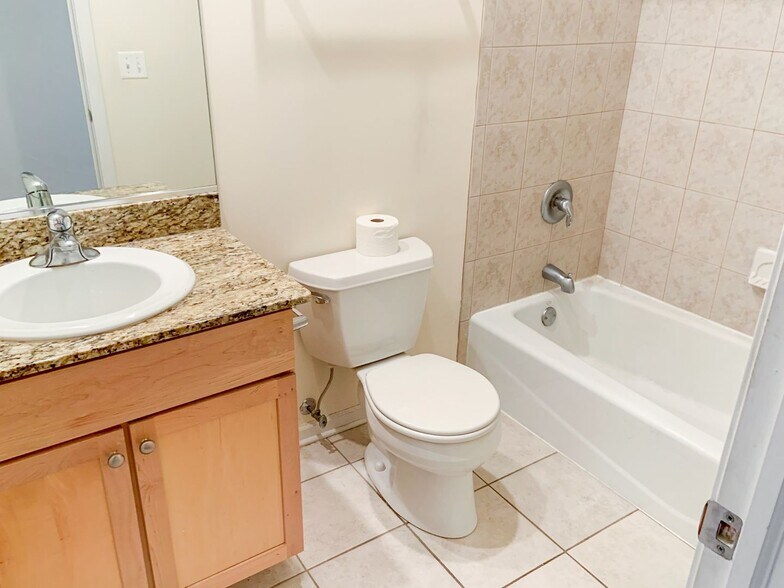 Building Photo - 2327 N Southport Ave