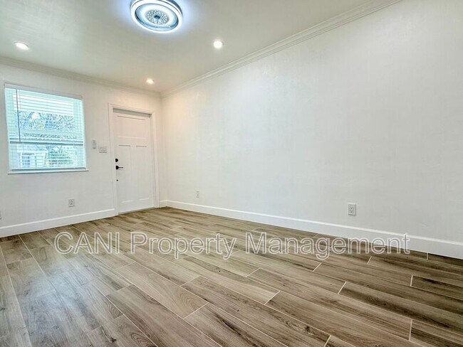 Building Photo - 748 Bethune St