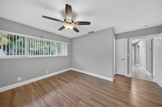 Building Photo - 2801 Coral Shores Dr