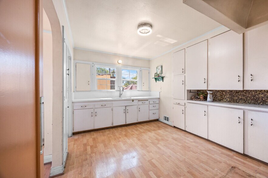 Building Photo - 301 N Janss St