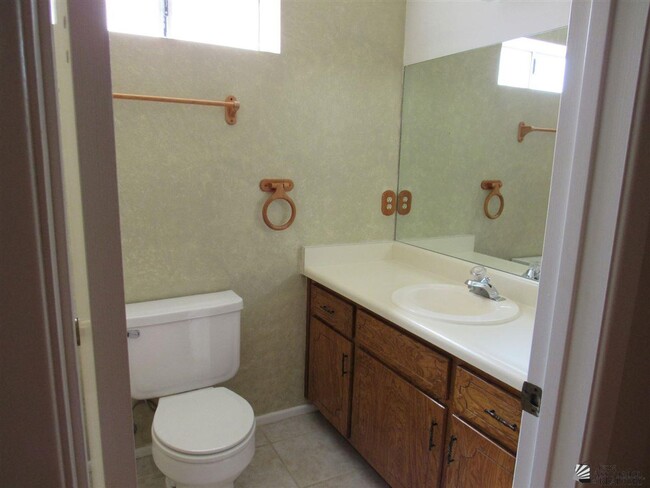 Building Photo - Central townhome with 3 bedrooms and 2 bat...