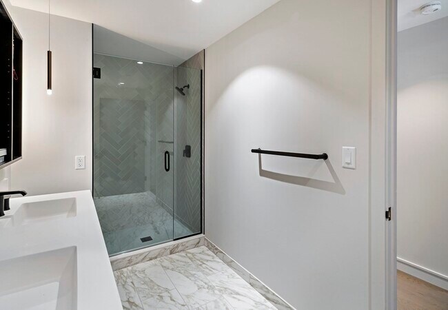 Building Photo - 55 Lagrange St