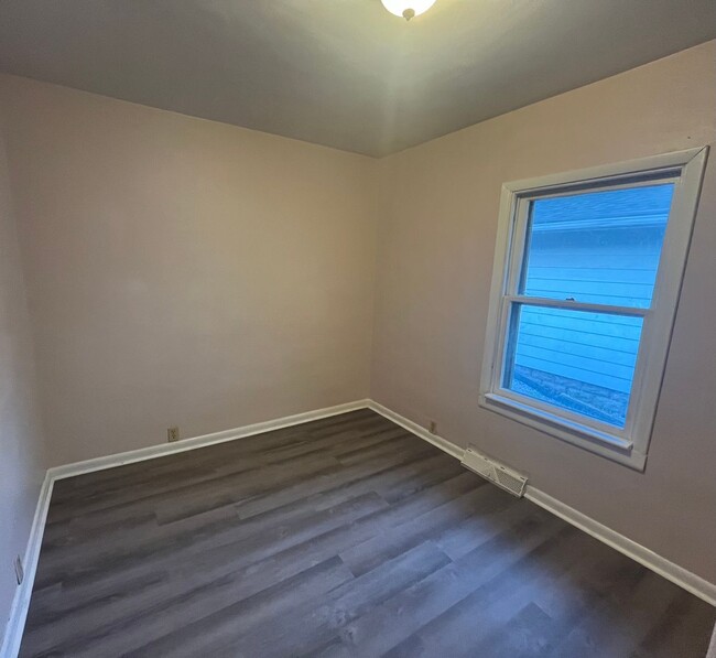 Building Photo - Three bedroom house in Alton