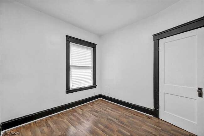 Building Photo - 12001 Oakview Ave