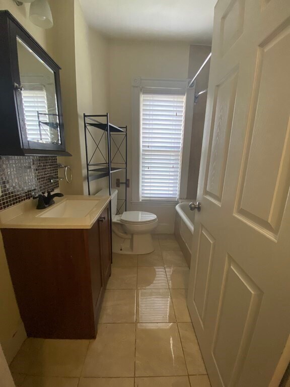 Building Photo - 7 Oak Square Ave