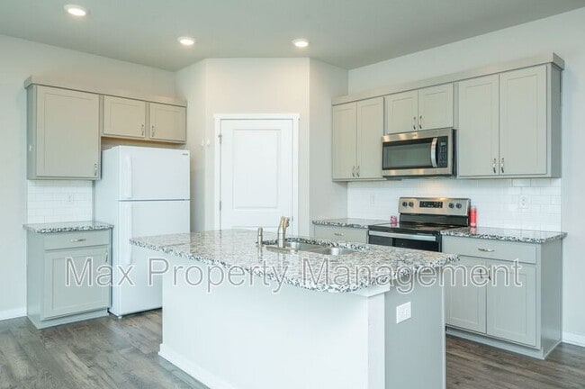 Building Photo - 425 SE Willow Run Ln