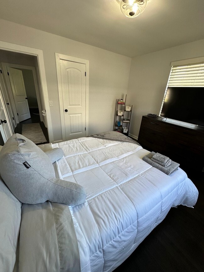 Building Photo - 2828 Emery Dr