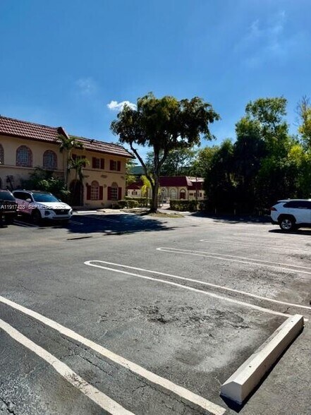 Building Photo - 3064 Riverside Dr