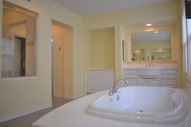 Building Photo - Beautiful 5 bedroom, 5 bath home in Desira...