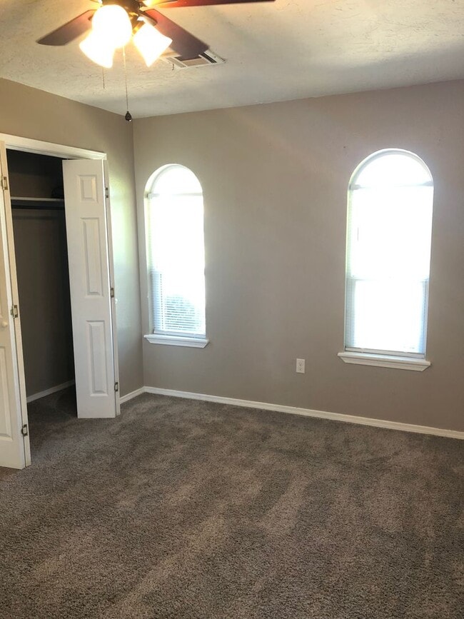 Building Photo - 5510 NW Cottonwood Dr