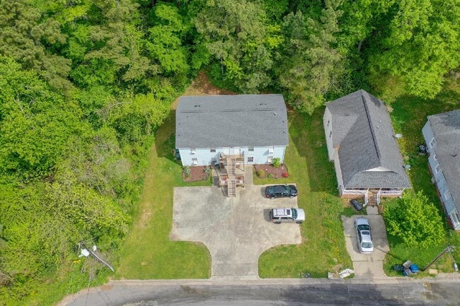 Building Photo - 1003 Lowry Ave