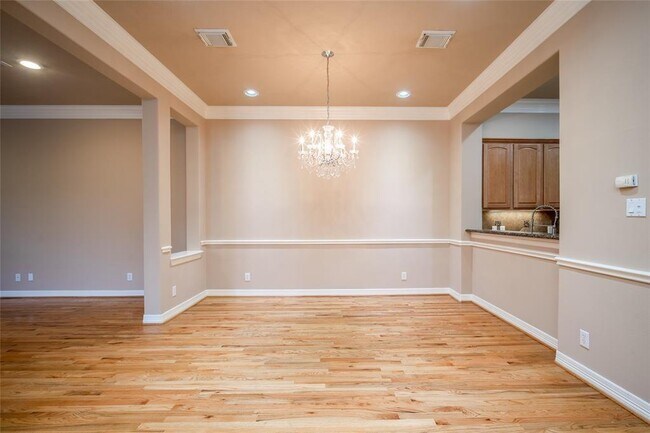 Building Photo - 2906 Royal Oaks Crest