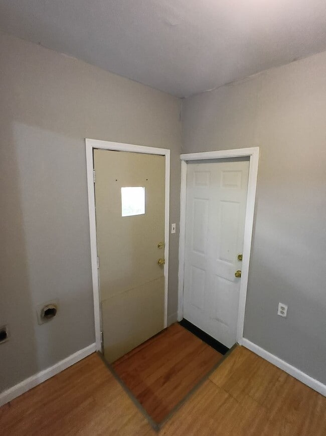 Building Photo - Wonderful Kitchen! New flooring!