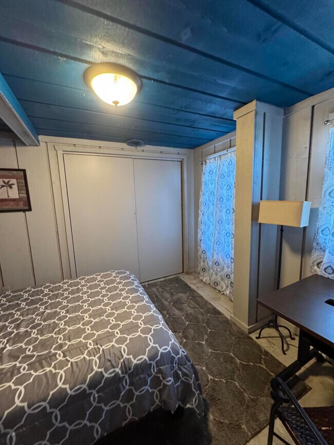 Building Photo - 13512 Venetian Dr