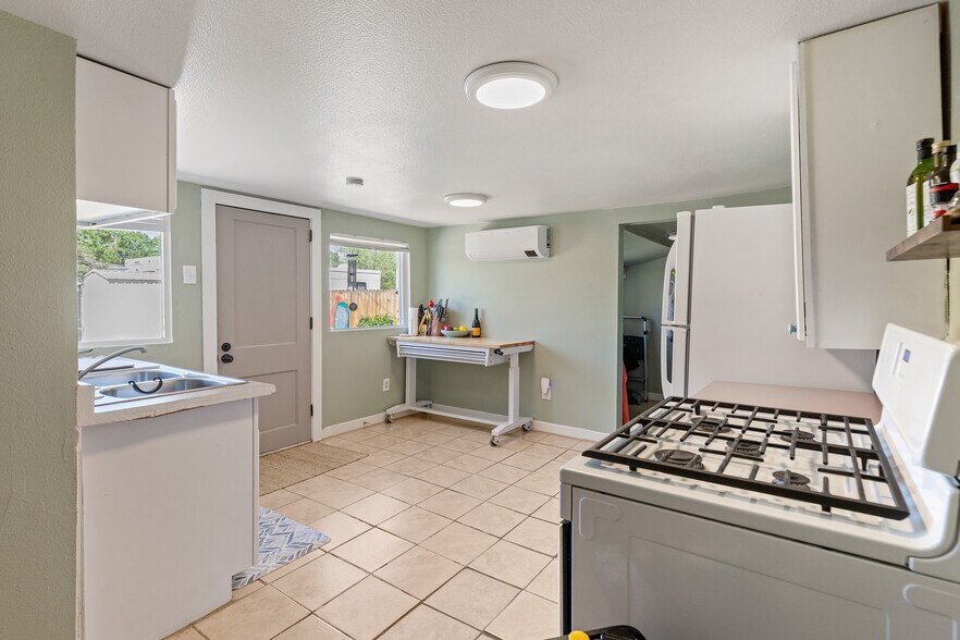 Building Photo - 1045 N Clithero Dr