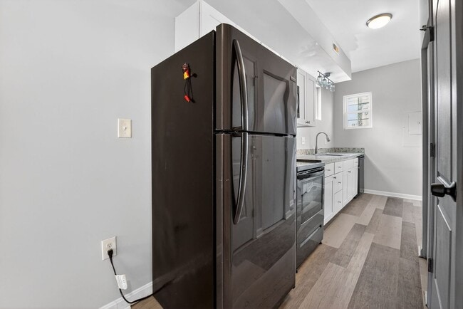 Building Photo - 2 bed 1.5 bath rowhome in Baltimore!