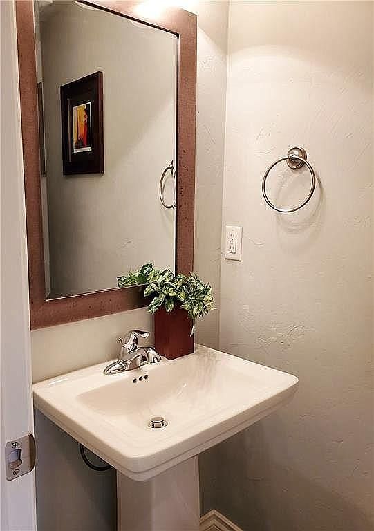 Building Photo - 477 S Fretz Ave