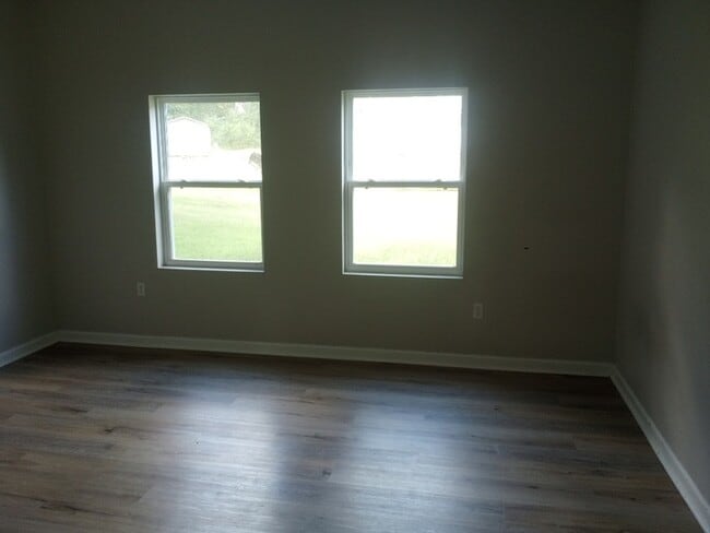 Building Photo - 3 Bedroom 2 Bathroom House
