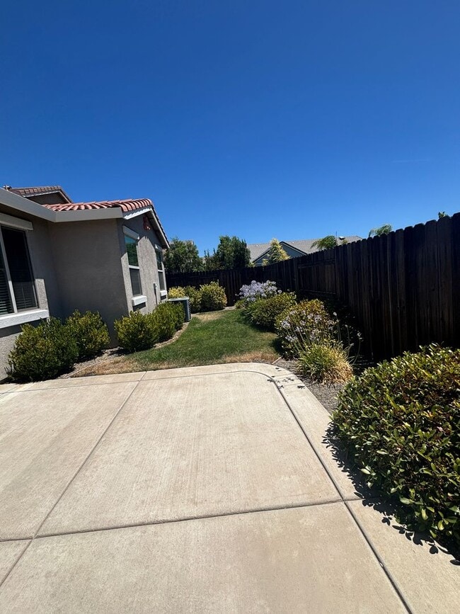 Building Photo - Solar - Whitney Ranch Newer Single Story, ...