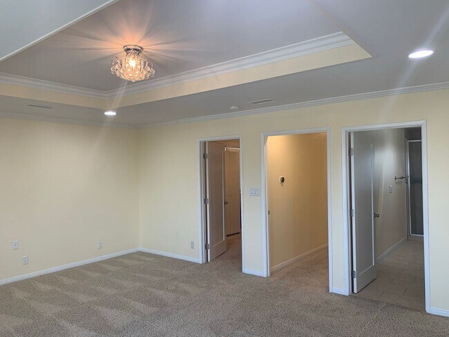 Building Photo - Gorgeous Two Story /Five Bedrooms in Burbank With Fantastic Views!!!