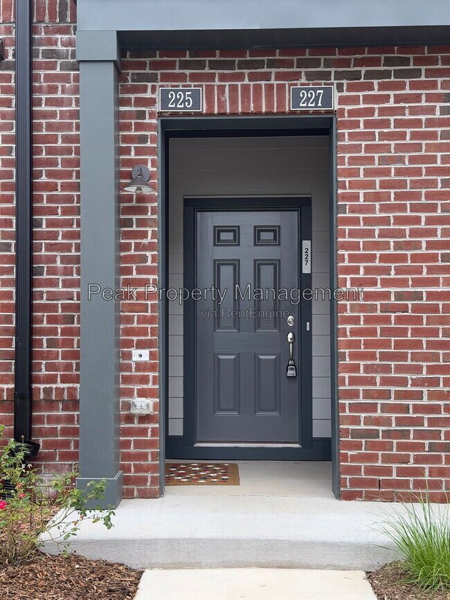 Building Photo - 227 Brattice Dr