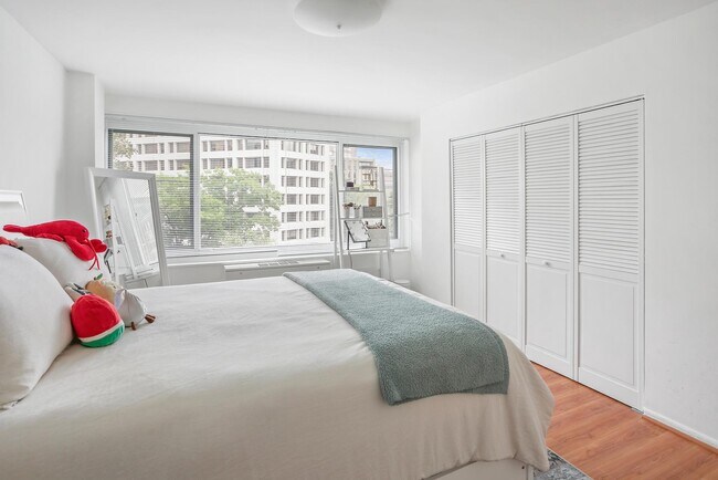 Building Photo - 1330 New Hampshire Ave NW