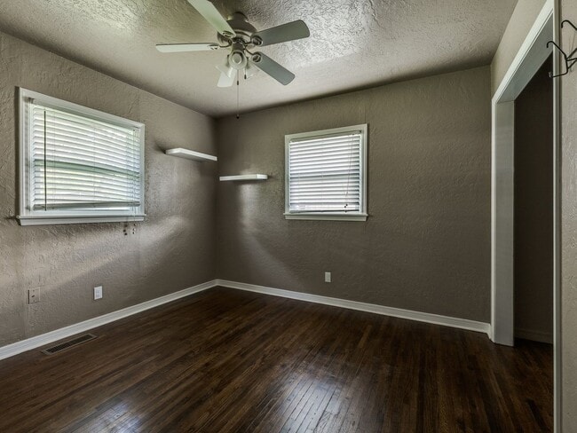 Building Photo - Great home, 4 bedrooms or 3+study, 1.5 bat...