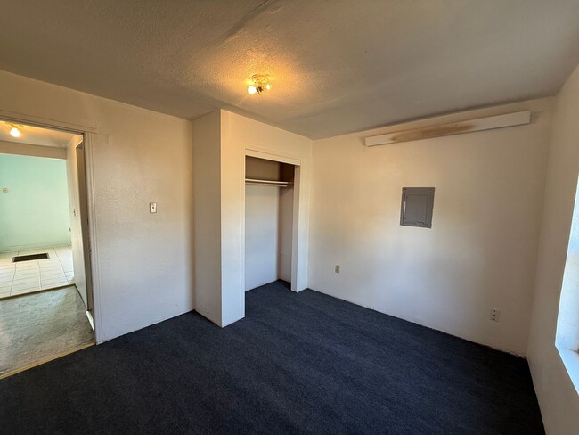 Building Photo - Two bedroom, One bathroom house located in...