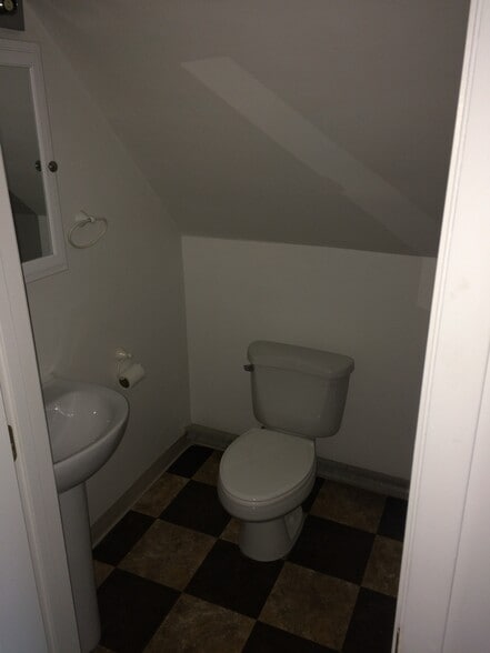 Building Photo - 401 E Ryan Rd