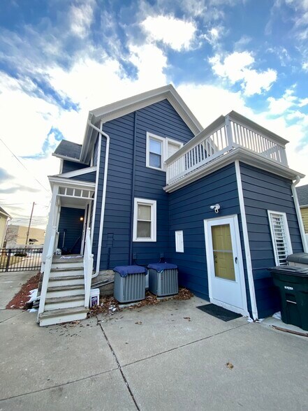 Building Photo - 6902 Saint James St