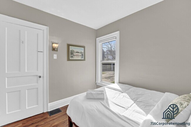 Building Photo - Furnished 3-Bedroom Lower Apartment on Delaware Ave