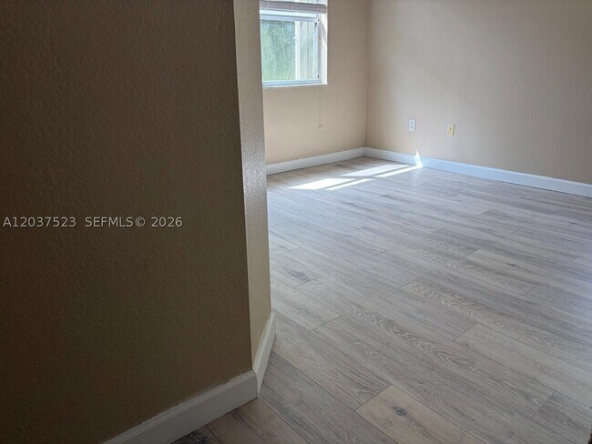 Building Photo - 1690 NE 33rd Ave