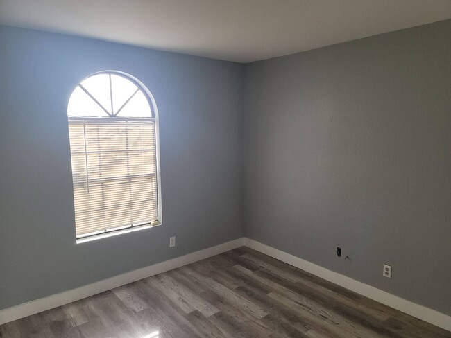 Building Photo - Spacious downstairs 2 bedrooms 2 bathroom ...