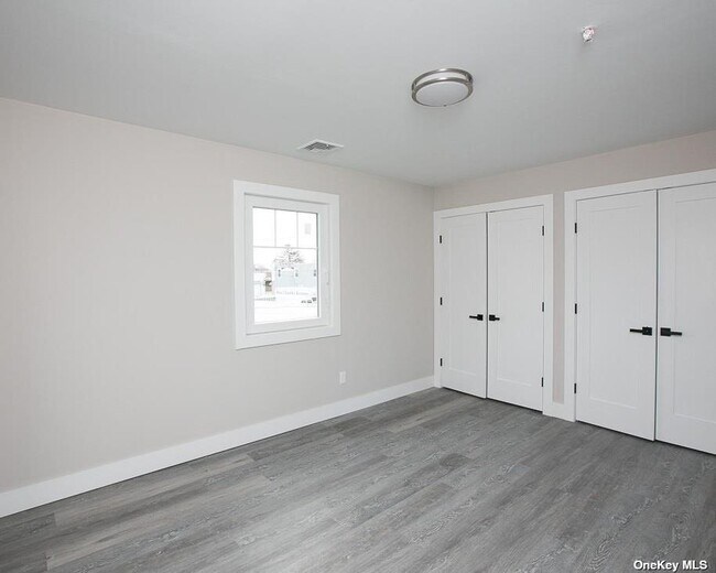Building Photo - 170 W Montauk Hwy