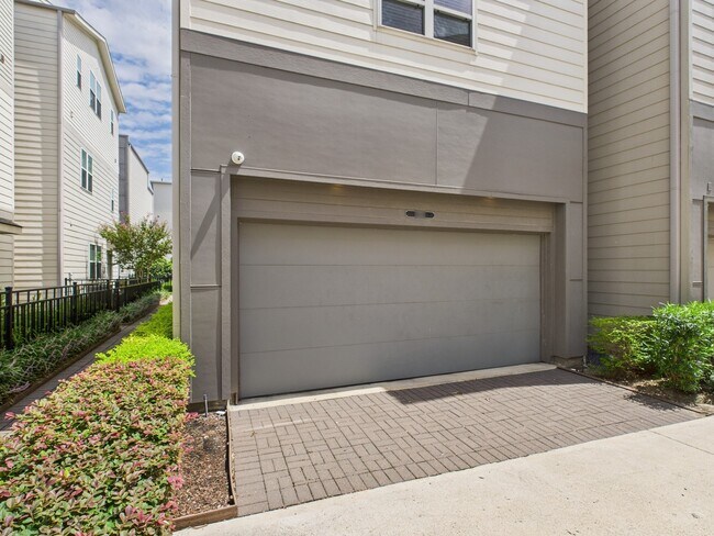 Building Photo - 2761 Clinton Dr