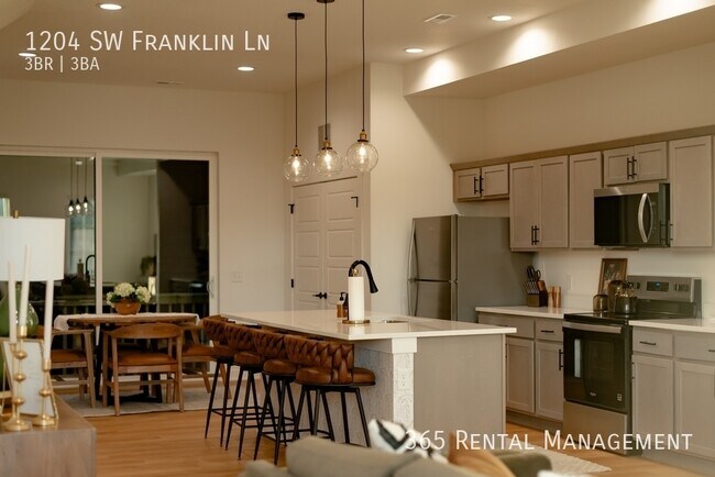 Building Photo - 1204 SW Franklin Dr