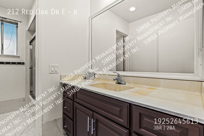 Building Photo - 212 Red Oak Dr E