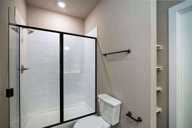 Building Photo - GORGEOUS 3 BEDROOM DUPLEX LOCATED IN MIDLO...