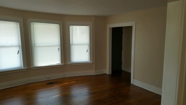 Building Photo - 206 Hall Ave