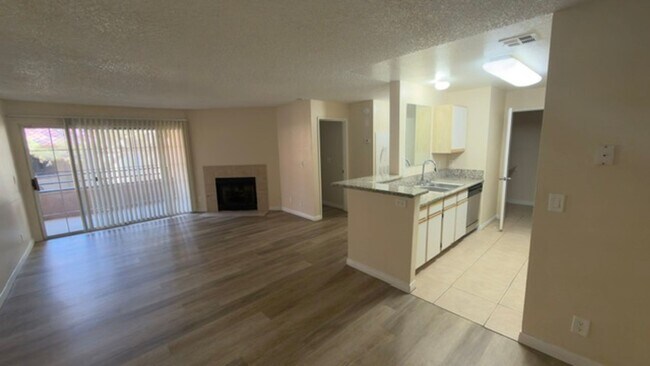 Building Photo - 2 Bedroom Condo!