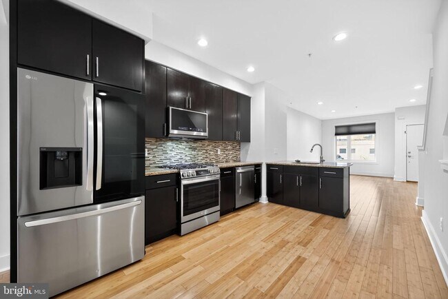 Building Photo - 2028 Trenton Ave