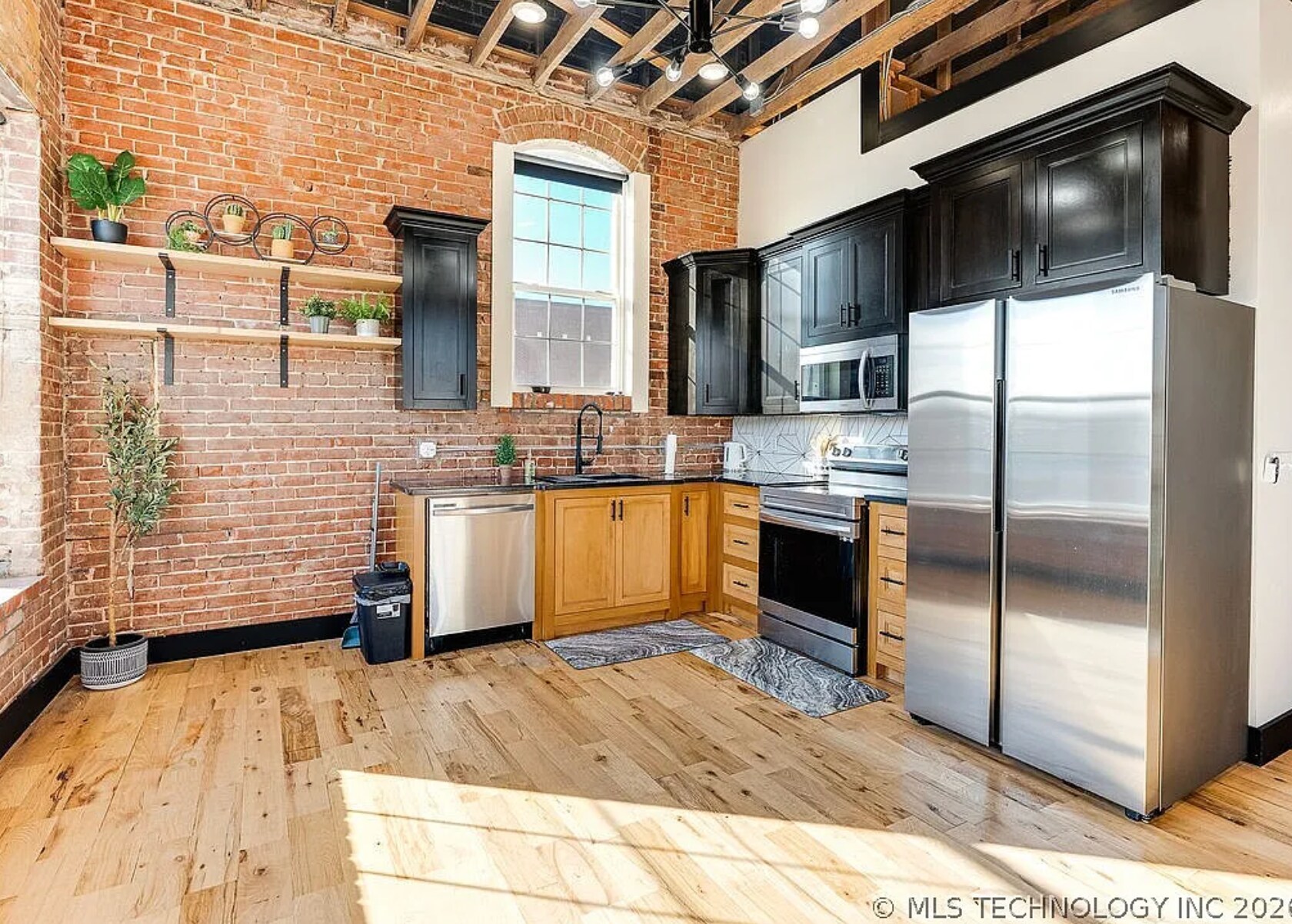 Building Photo - 118 E Main St