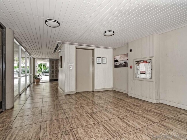 Building Photo - 2510 Torrey Pines Rd