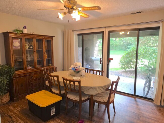 Building Photo - 384 Willowbrook Dr