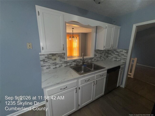 Building Photo - 1235 Skyline Dr