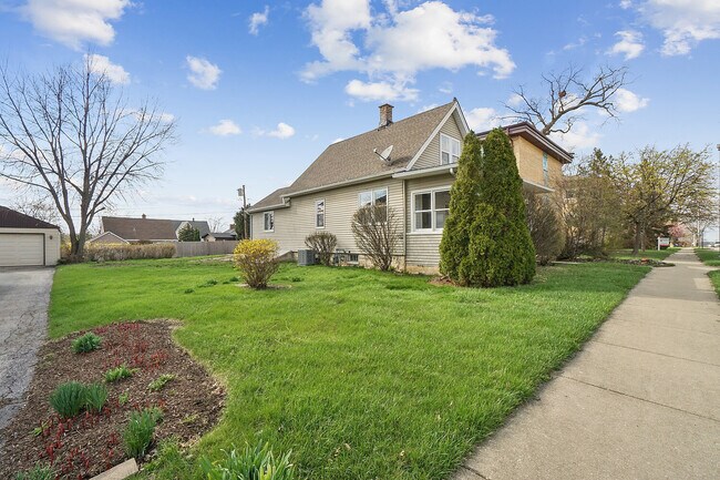 Building Photo - 906 State St