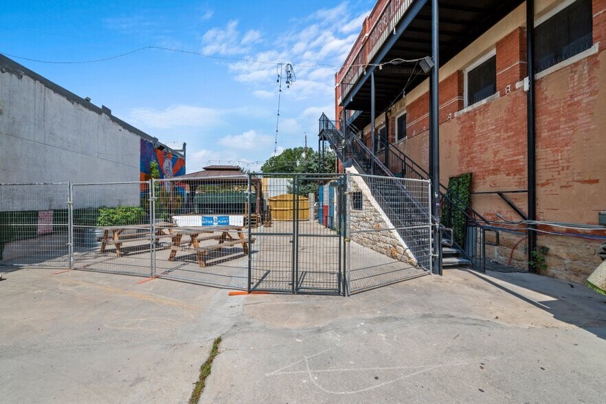 Building Photo - 202 E San Antonio St