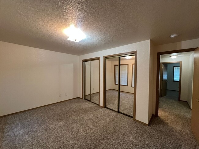 Building Photo - 123 Green Ln