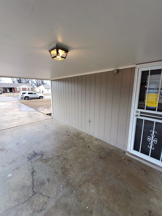 Building Photo - 3145 Briarwood Dr